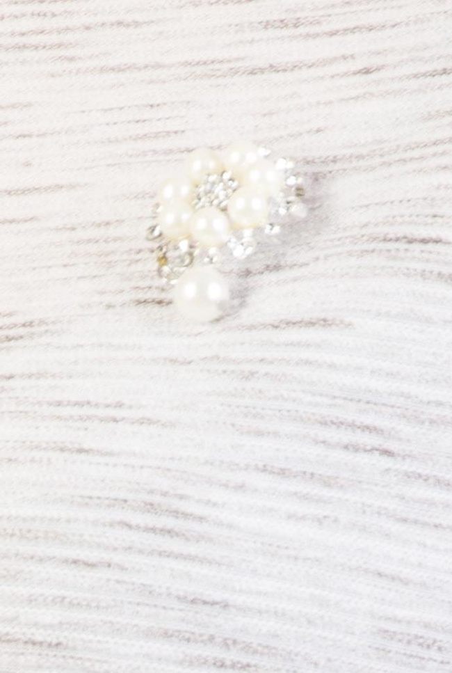 Beżowa tunika z dwoma kieszeniami oraz broszką