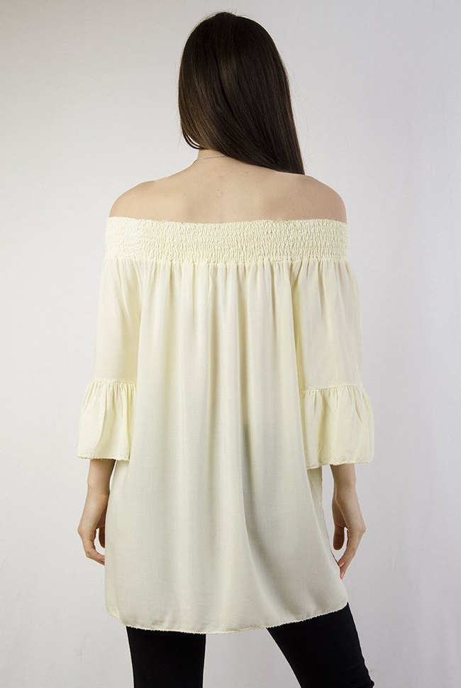 Żółta bluzka z szerokim ściągaczem w dekolcie