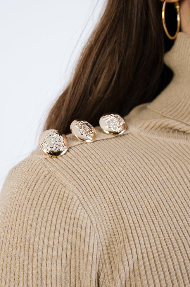 Beżowy prążkowany golf ze złotymi guzikami