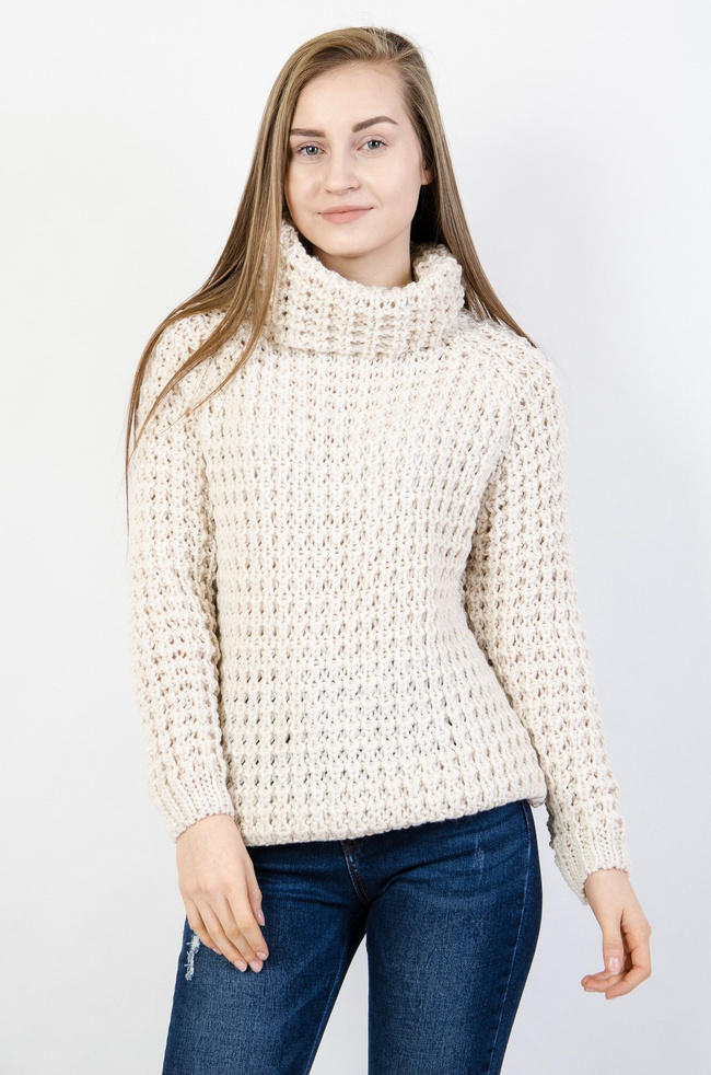 Beżowy sweter z golfem przeplatany srebrną nicią