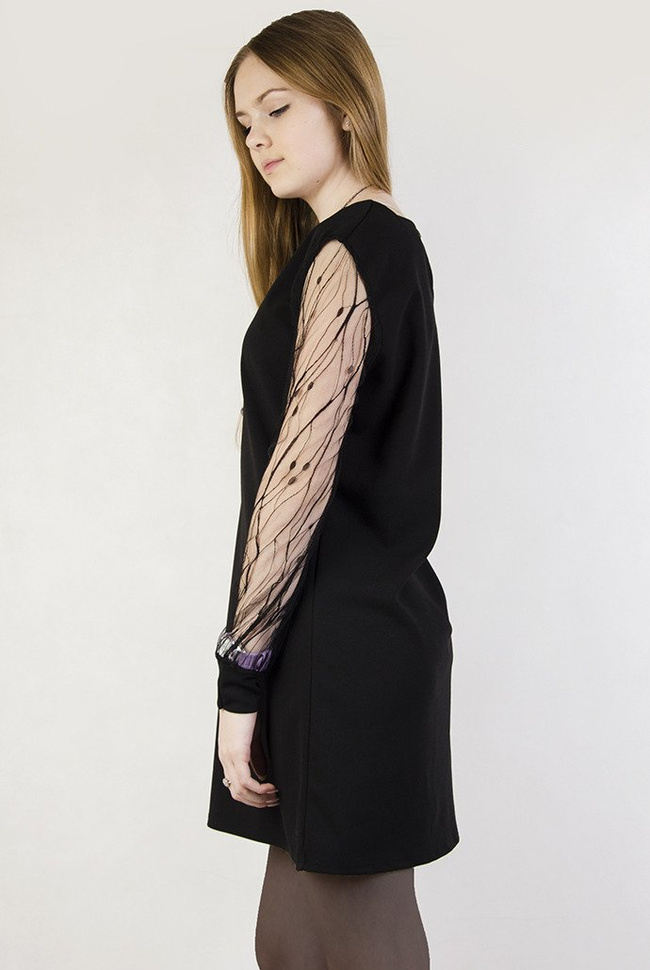 Czarna sukienka z transparentnymi rękawami i wisiorkiem