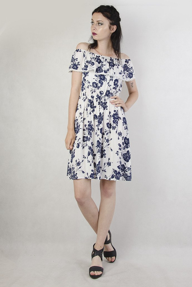 Biała sukienka z hiszpańskim dekoltem