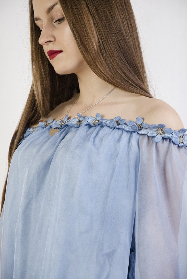 Niebieska bluzka z tiulem i kwiatkami
