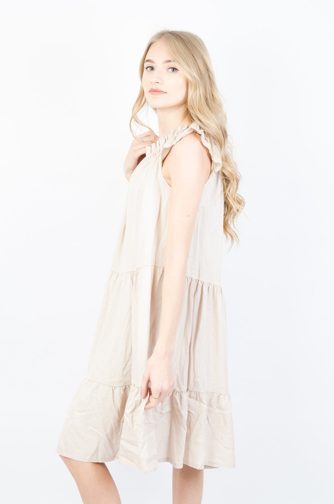 BEŻOWA ZWIEWNA SUKIENKA Z HISZPAŃSKIM DEKOLTEM