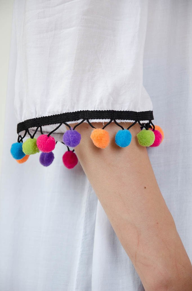 BIAŁA TUNIKA Z KOLOROWYMI POMPONIKAMI