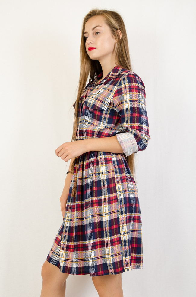 Koszulowa sukienka w kratę z gumką w pasie