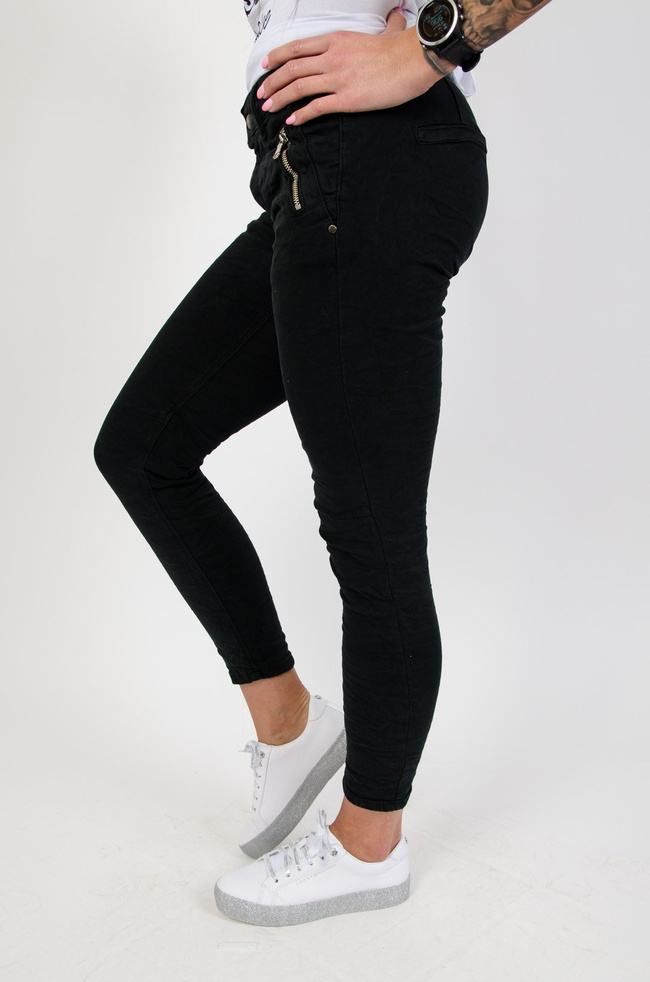 Czarne spodnie joggery z zamkami przy kieszeniach