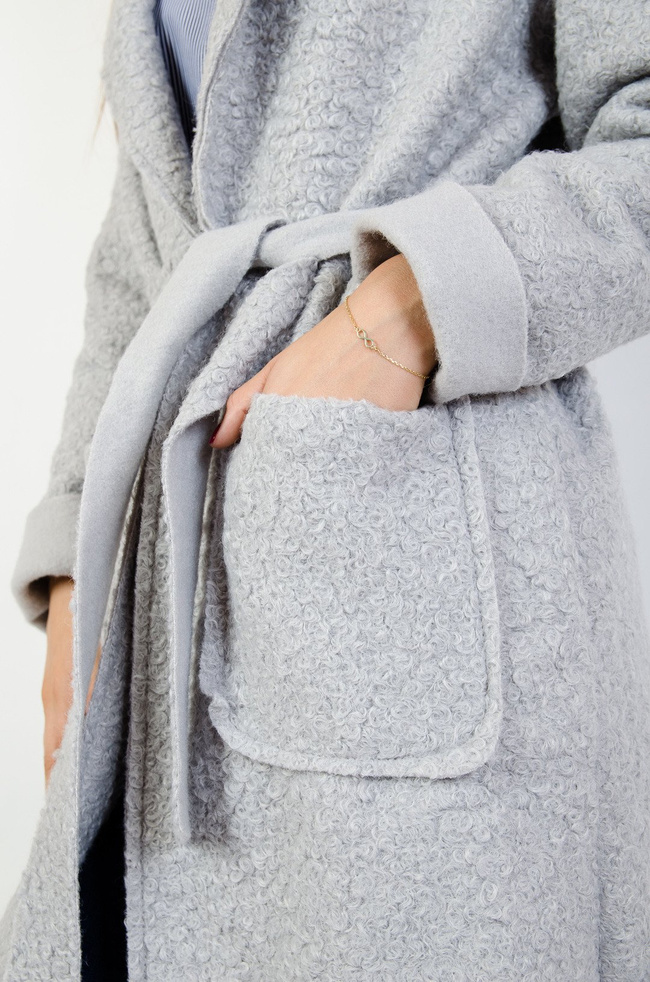 Szary płaszcz wiązany w pasie 