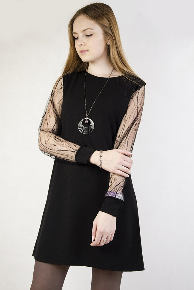 Czarna sukienka z transparentnymi rękawami i wisiorkiem