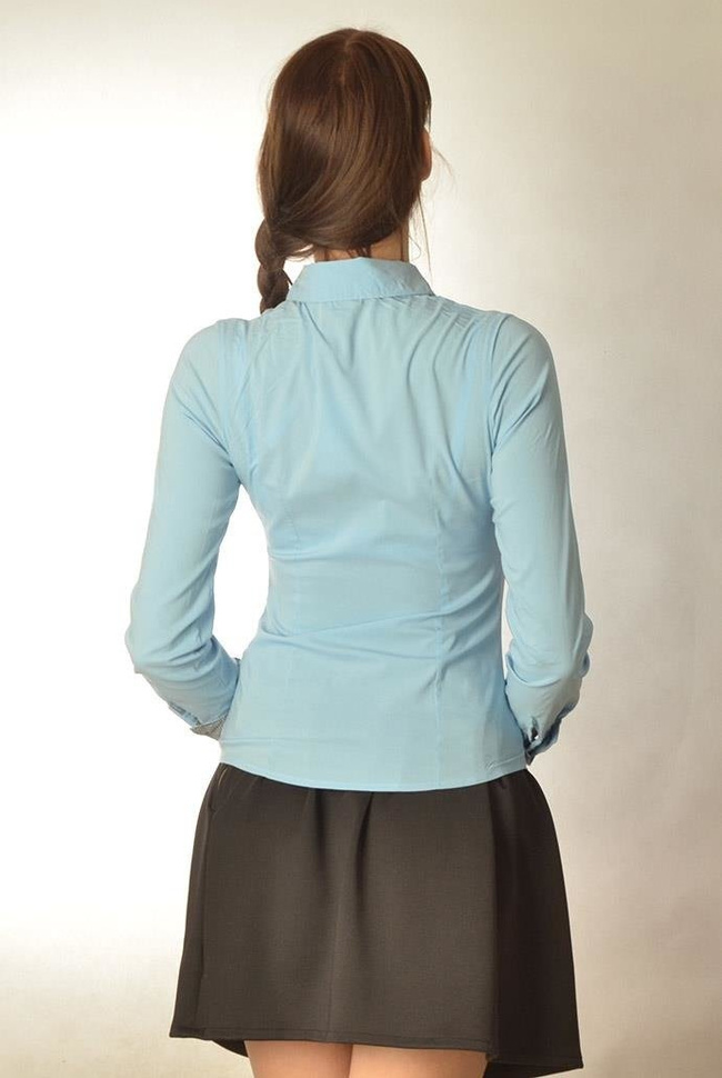 Niebieska koszula zapinana na guziki