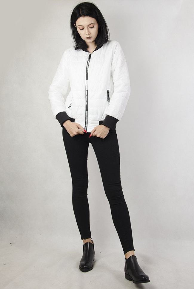 Biała, pikowana kurtka z białymi wstawkami