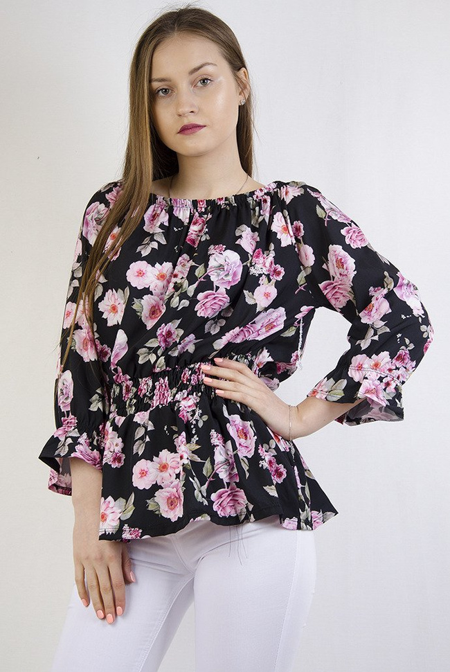 Czarna bluzka w kwiaty ze ściągaczem w pasie