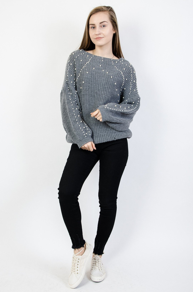 Szary sweter z szerokimi rękawami oraz doszytymi perełkami