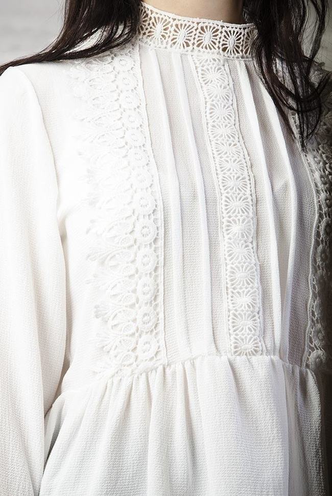 Biała bluzka szyfonowa z ażurowymi zdobieniami