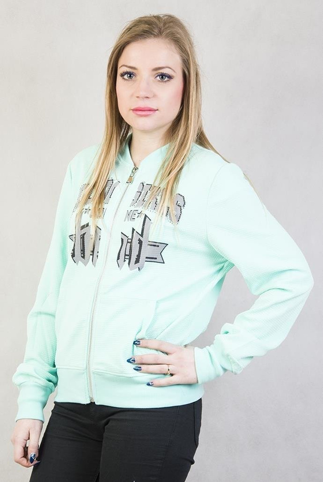 Zielona bluza z napisem "Good girls gone bad"