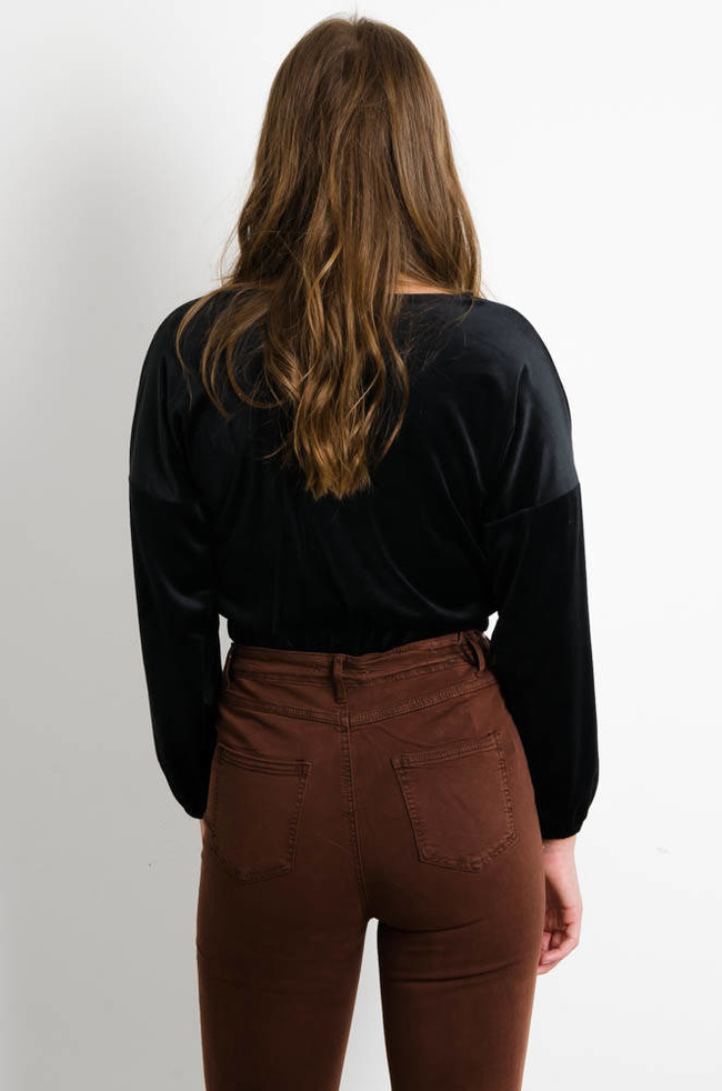 CZARNA KRÓTKA BLUZA WELUROWA