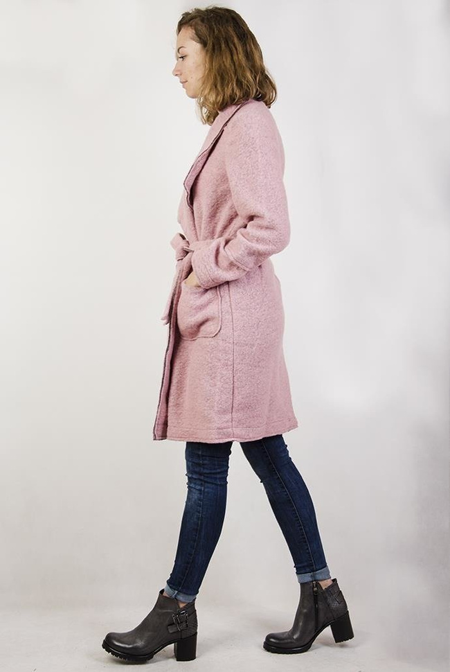 Jasnoróżowy płaszcz z kieszeniami, wiązany w pasie