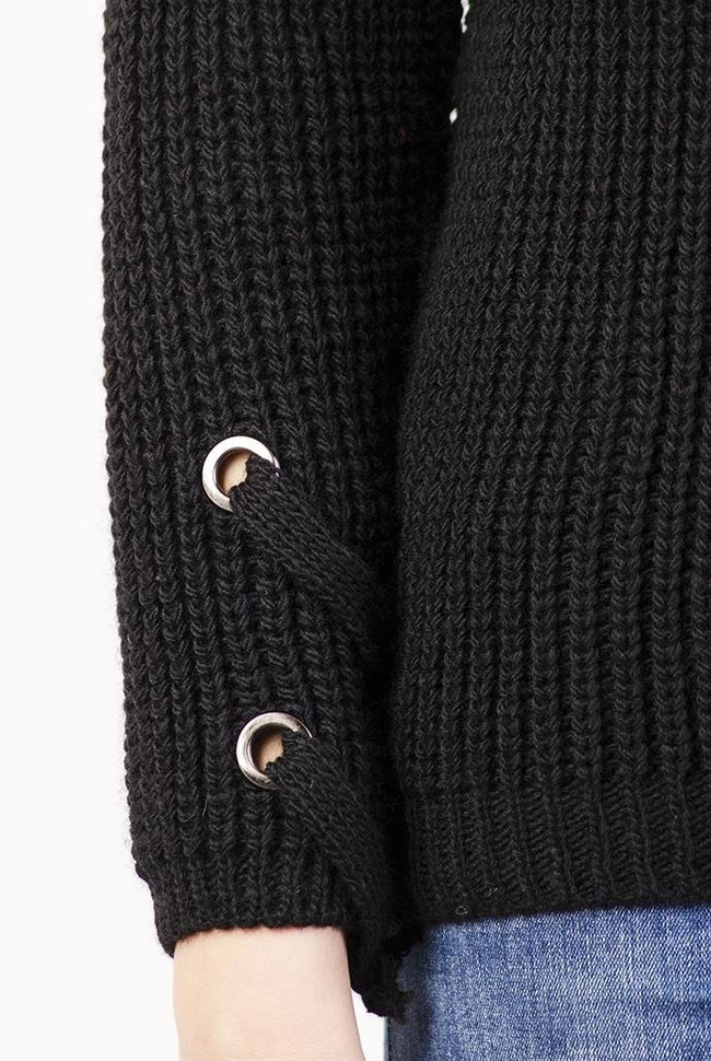 Czarny sweter z wiązaniem w dekolcie