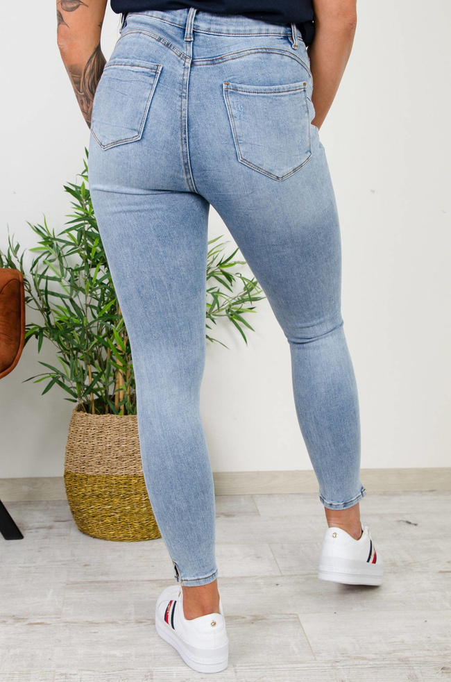 JASNE SPODNIE JEANSOWE PUSH UP ZE WSTĄŻKĄ-WYSOKI STAN