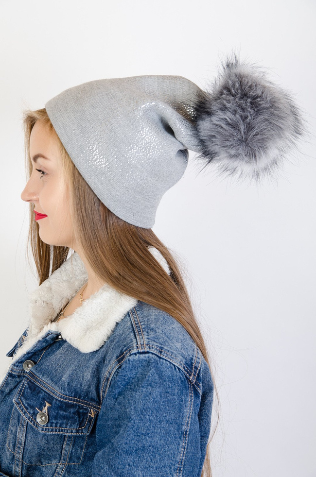 Jasno szara czapka pokryta brokatem z pomponem