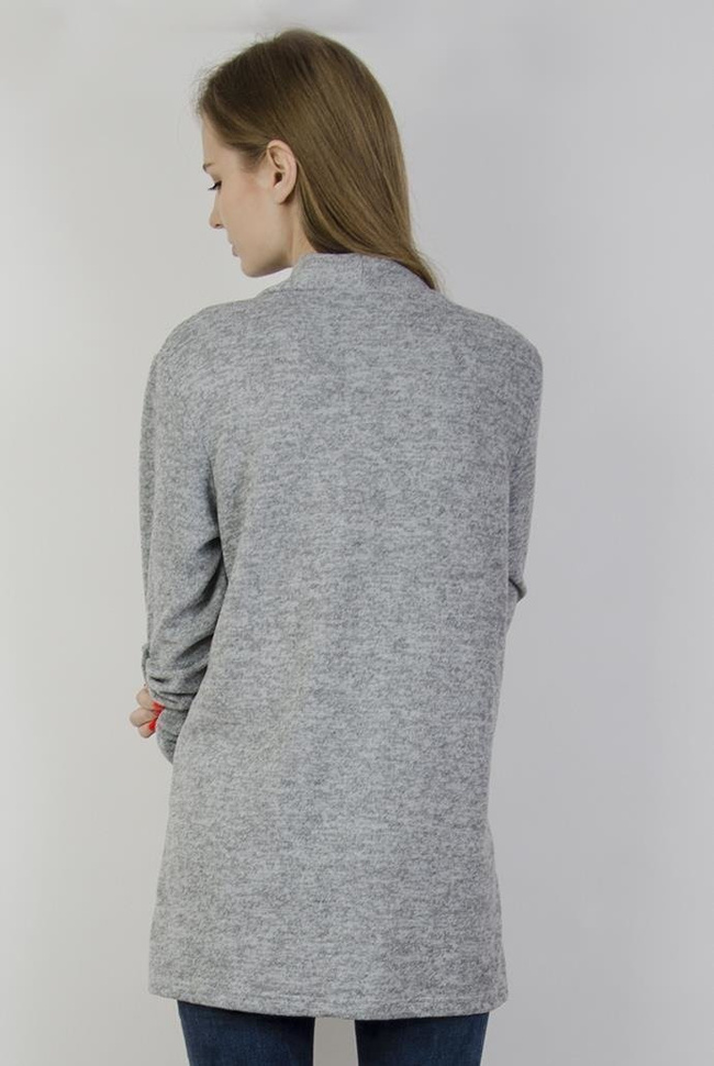 Jasnoszara narzuta z podwijanym rękawem