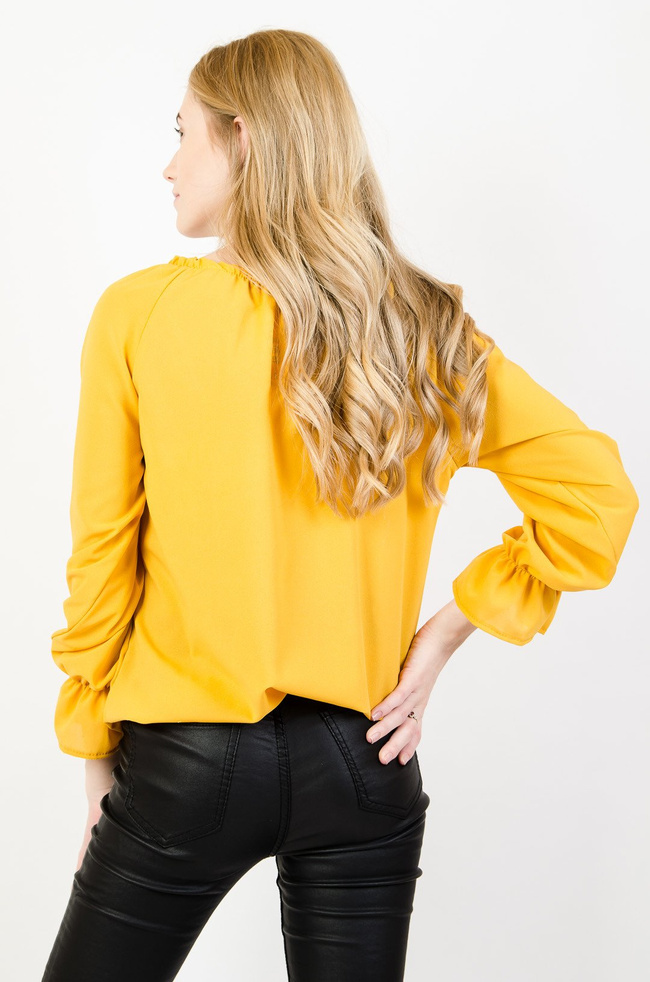 Żółta bluzka z gumką w dekolcie oraz rozszerzanymi rękawami
