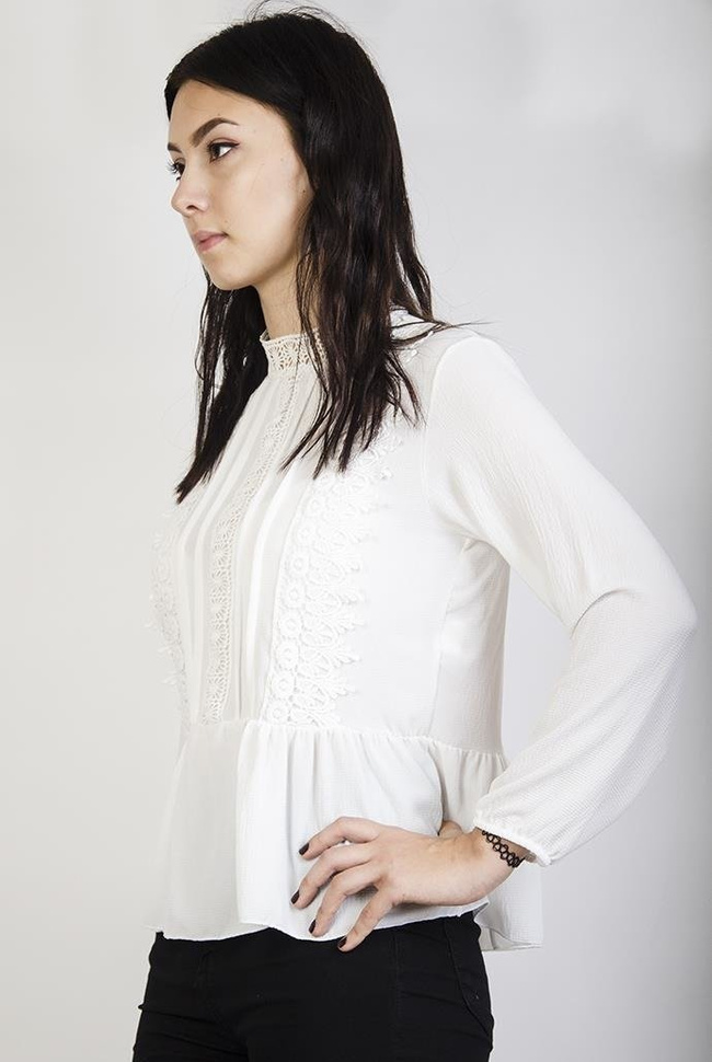 Biała bluzka szyfonowa z ażurowymi zdobieniami