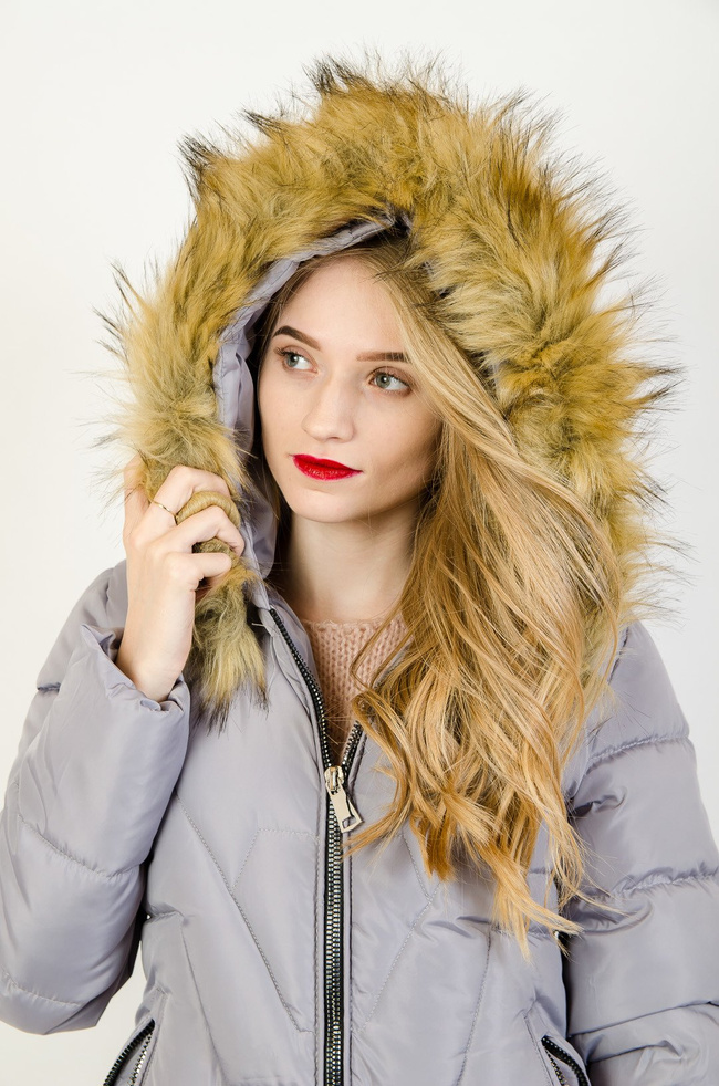 Szara pikowana kurtka ze srebrnymi zamkami 