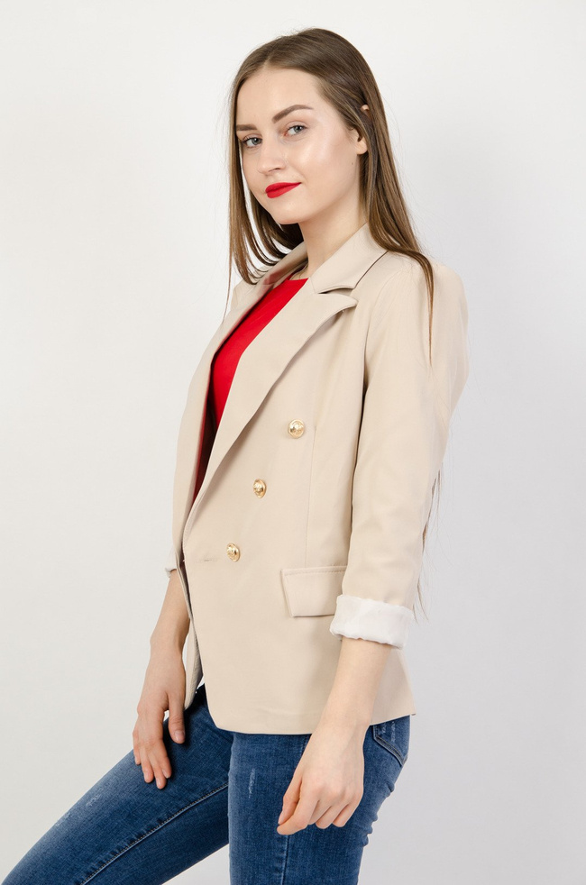 Beżowa marynarka z rzędem złotych guzików