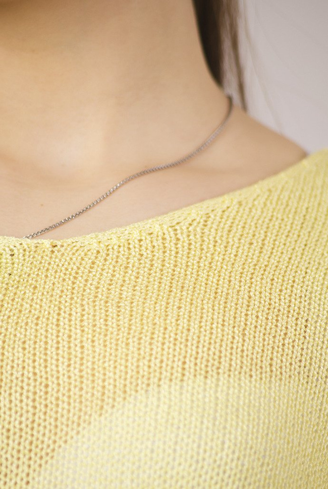 Żółty sweter z dekoltem w serek