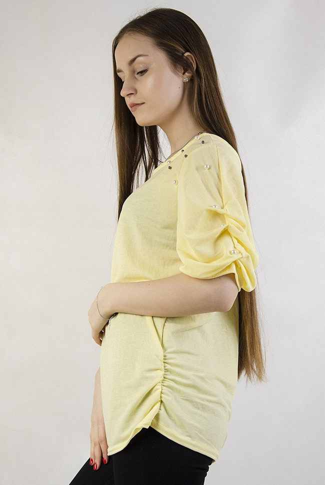 Żółta bluzka z wycięciem na plecach oraz koralikami na ramionach