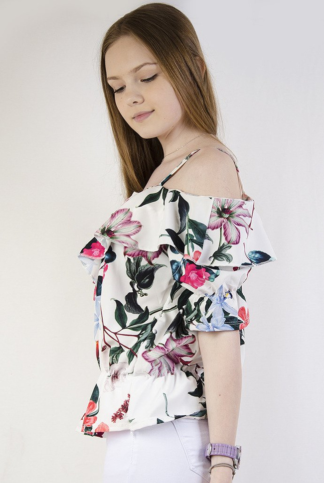 Biała zwiewna bluzka w kwiaty
