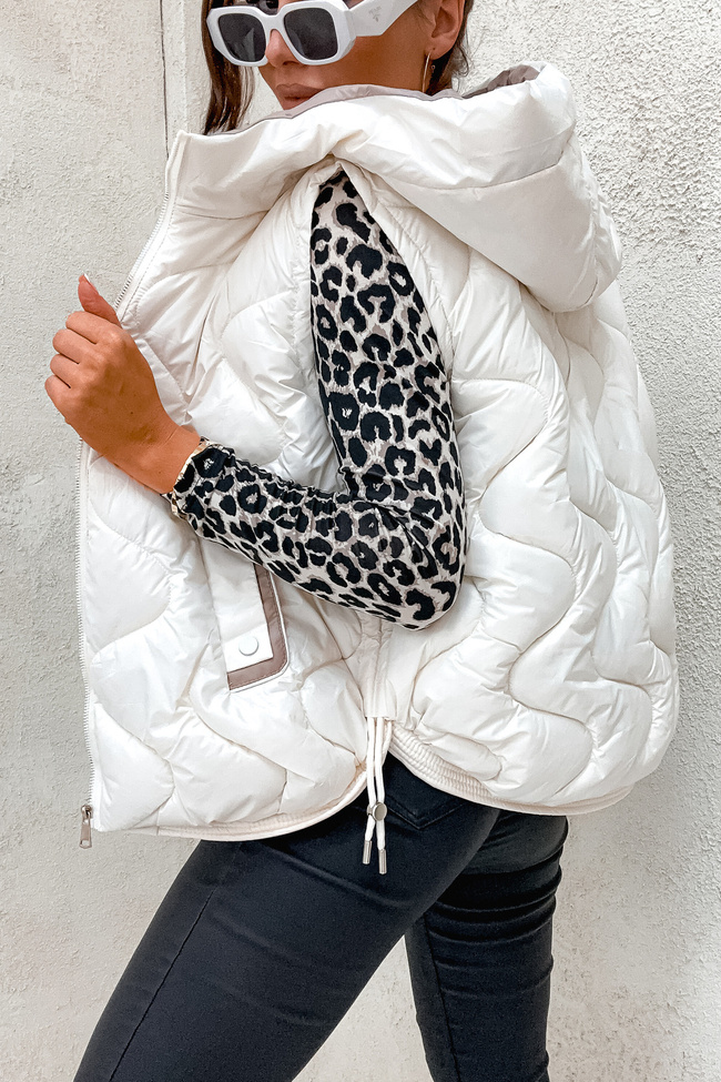 KAMIZELKA PIKOWANA Z KAPTUREM- BIAŁA