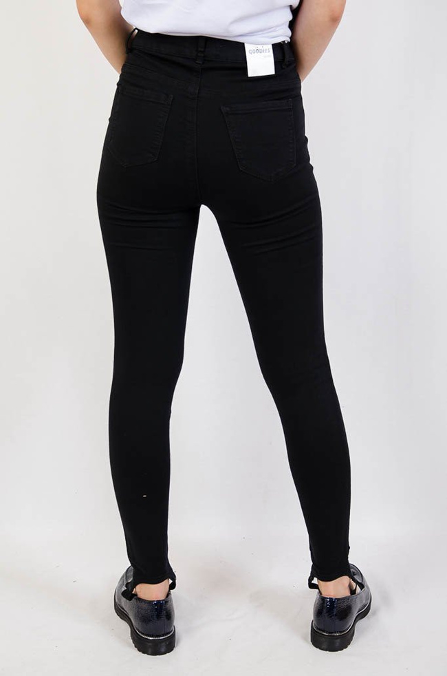 Czarne spodnie jeansowe z zapiętkami
