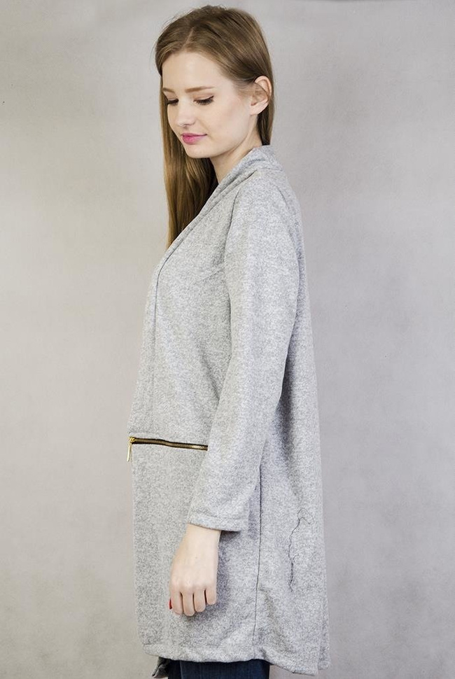 Jasnoszara narzuta z ozdobnymi, złotymi zamkami