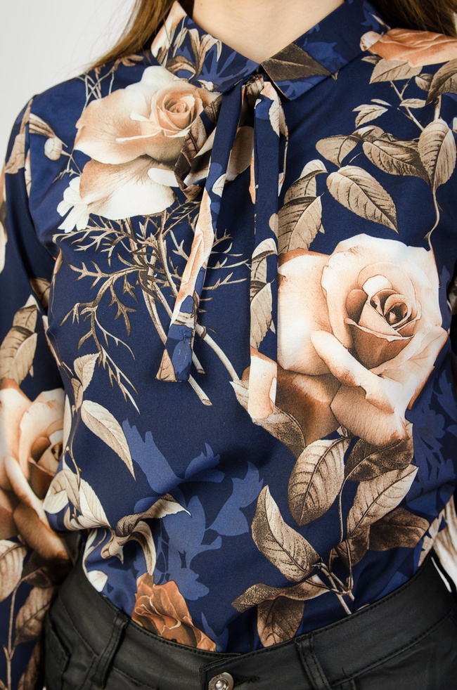 Granatowa bluzka z długim rękawem w kwiaty