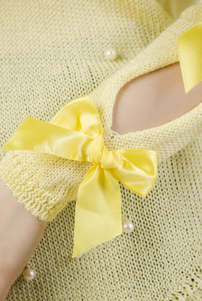 Żółty sweter z koralikami