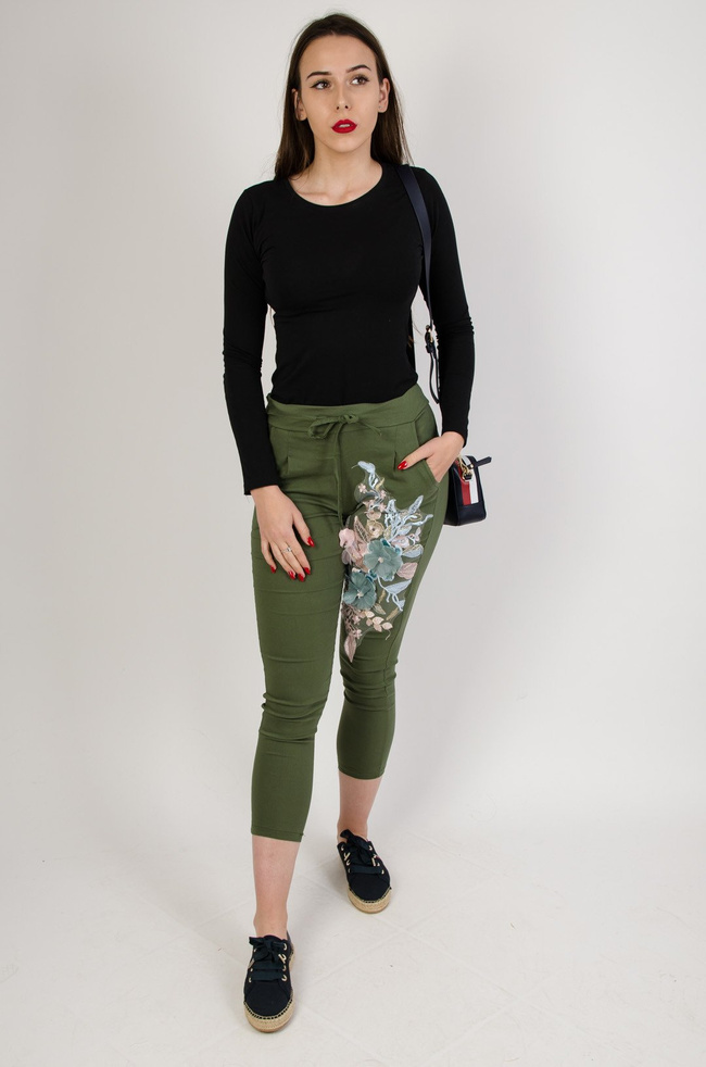 Zielone spodnie materiałowe z kwiatami