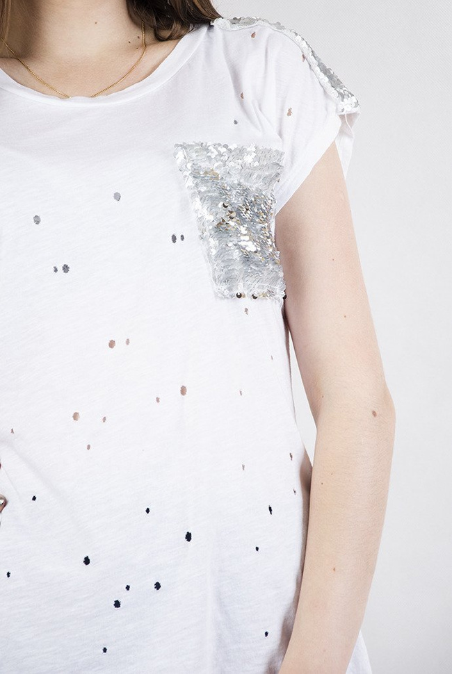 Biała bluzka dziurkowana, z cekinami
