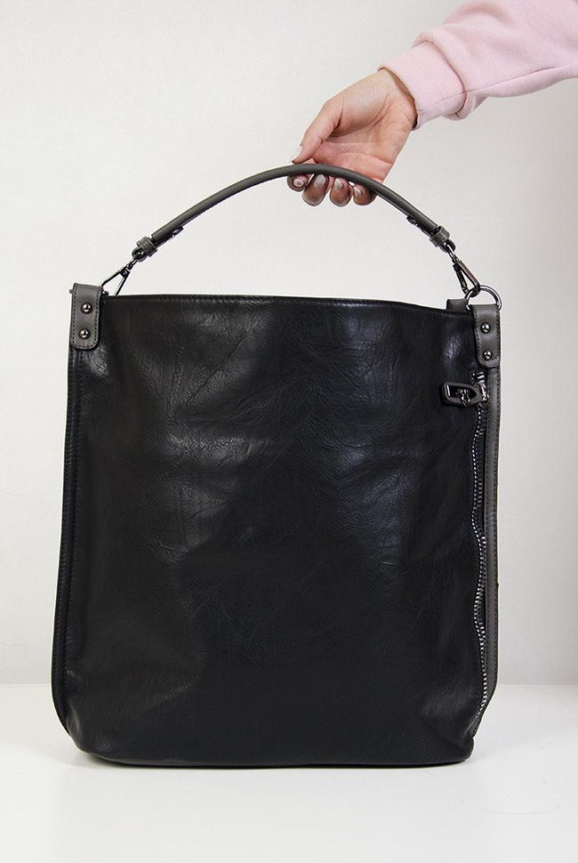 Duża czarna torebka z ozdobnym zamkiem z boku