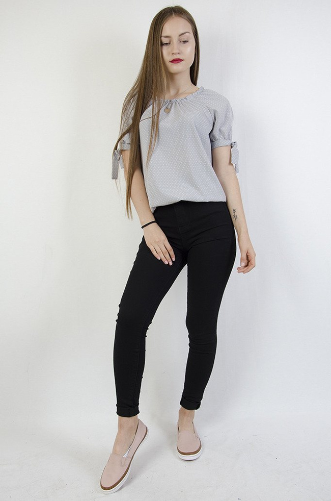 Szara bluzka w kropki z marszczeniem przy dekolcie