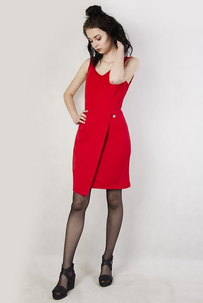 Czerwona sukienka z dekoltem w serek