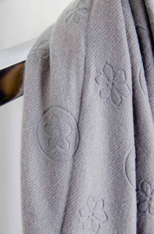 JASNO-SZARY SZAL Z WYTŁACZANYM WZOREM 