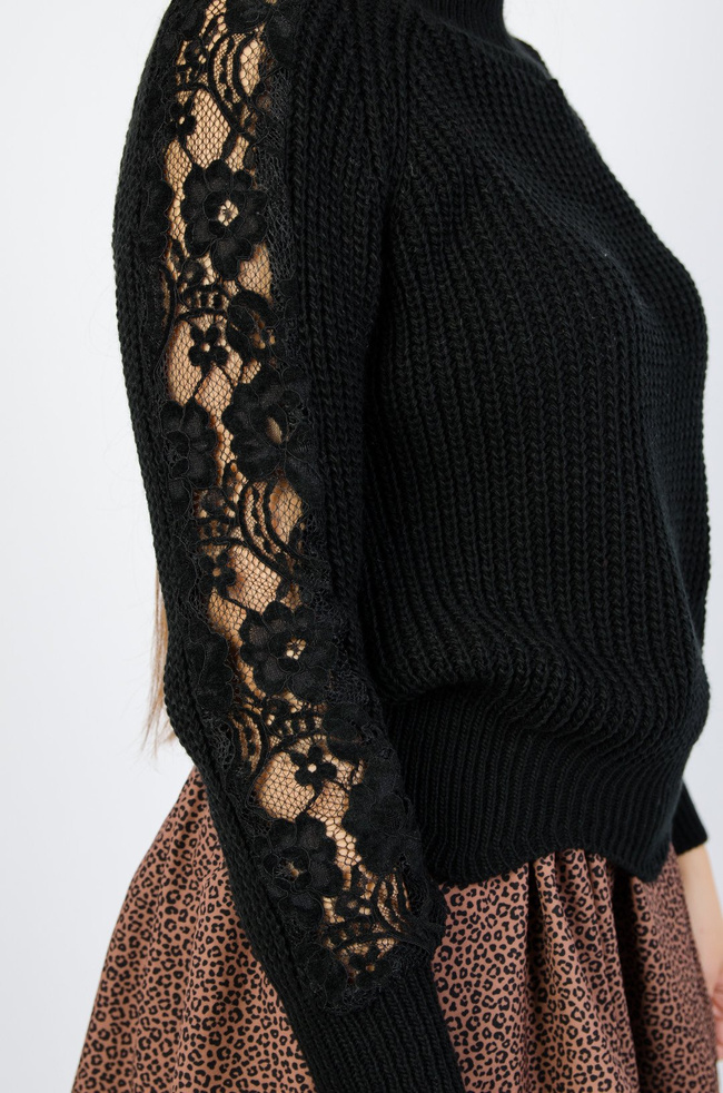 Czarny sweter z półgolfem oraz koronką na rękawach