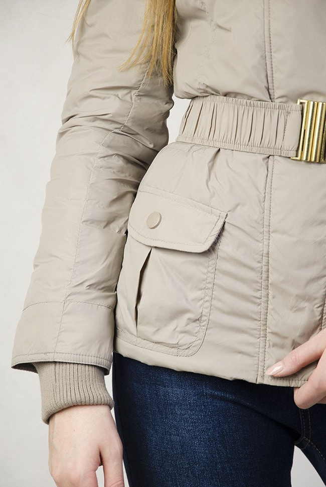 Beżowa kurtka z paskiem w talii