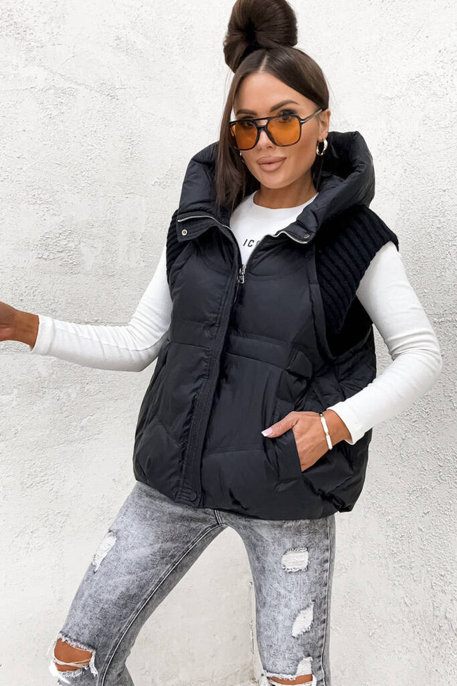 KAMIZELKA PIKOWANA Z KAPTUREM I SWETERKOWYMI WSTAWKAMI- CZARNA