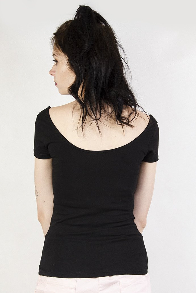 Czarna bluzka z dekoltem w łódkę oraz wycięciem na plecach