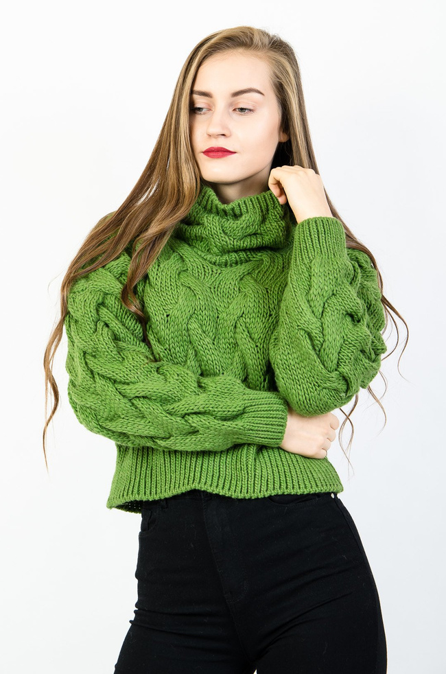 Zielony krótki sweter z półgolfem grubo pleciony