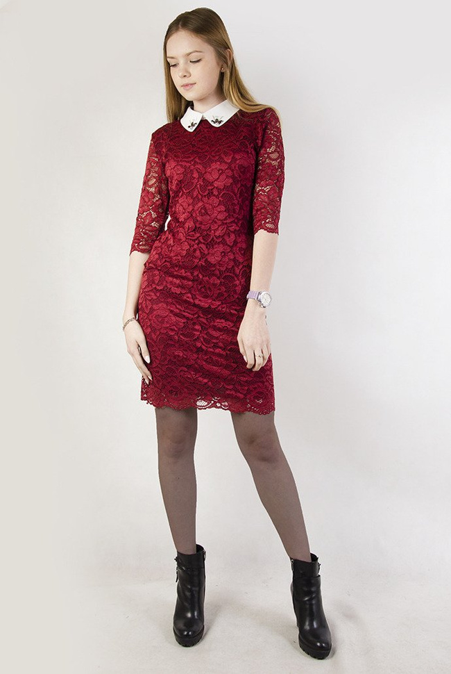 Koronkowa bordowa sukienka z białym kołnierzykiem
