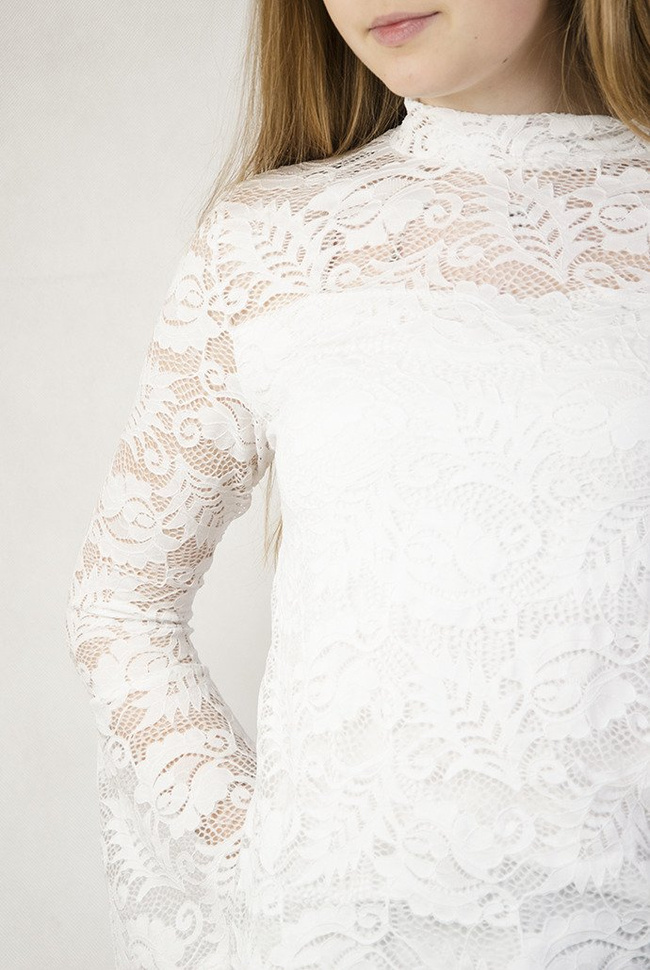 Biała koronkowa bluzka z rozszerzanymi rękawami